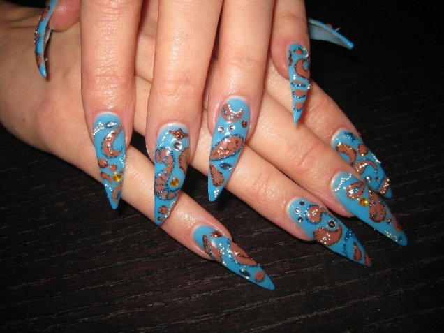 Сини нокти с кафяви орнаменти