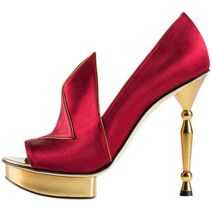Червени обувки със златен висок ток