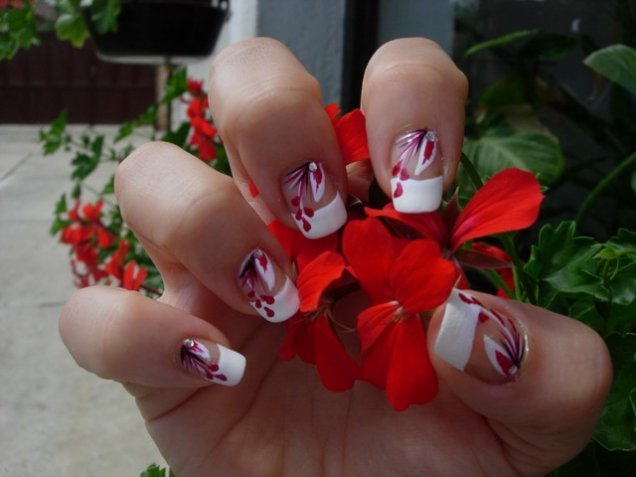 Дизайн за нокти с цветя в червено и бяло