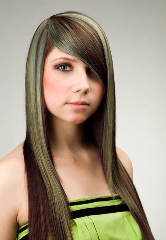 изключително дълга коса, със зелени кичури