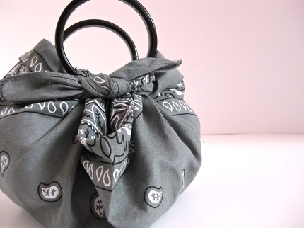 Модна малка текстилна чанта с халки дръжки