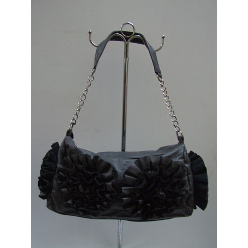 Черна чанта със стилизирани цветя