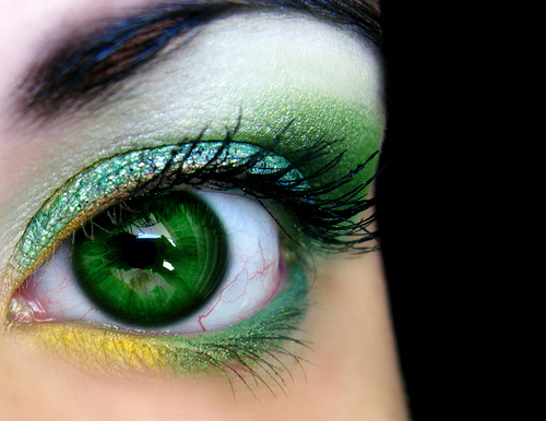 Красиви очи със зелени и жълти сенки