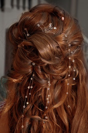 Сватбена прическа преплетена коса
