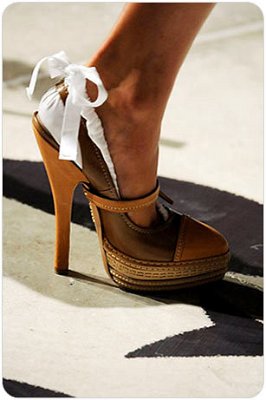 Дървени обувки с бяла панделка