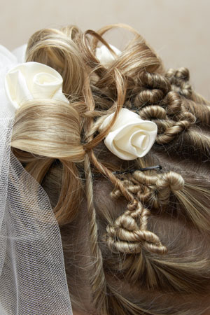 сватбена коса с бели рози
