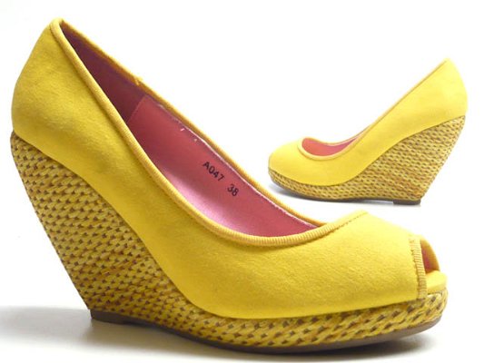 Жълти обувки на висока платформа