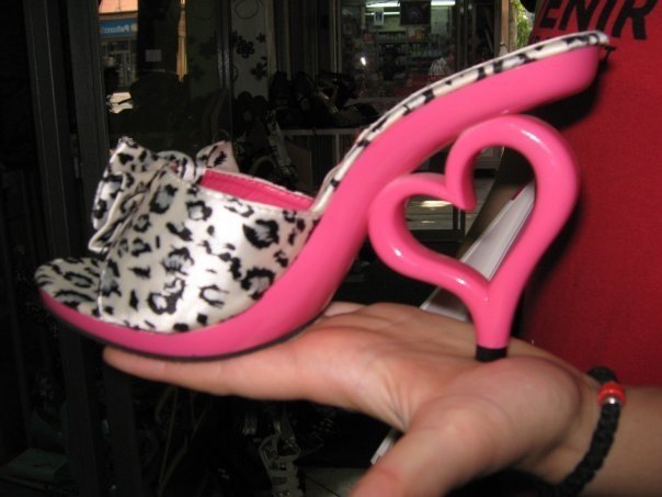 Розови обувки с ток сърце