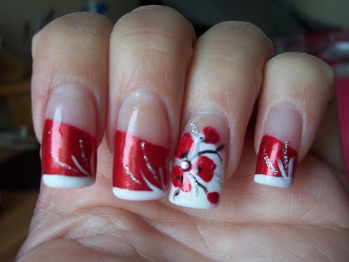 червени нокти с бели декорации