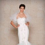 Сватбена рокля тип русалка с широк диаметър украсена с панделки  Oscar de la Renta Есен 2011
