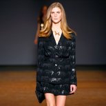Къса разкроена пола и сако в черно с животни принт Marc от Marc Jacobs Есен-Зима 2011