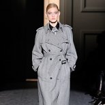 Дълго палто с колан в сиво Есен-Зима 2011 Salvatore Ferragamo