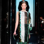 Прозрачна дълга туника с един ръкав върху панталон Есен-Зима 2011 Diane von Furstenberg