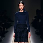 Тъмно синя пола и пуловер Есен-Зима 2011 Valentino