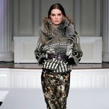 Права пола с блестящи елементи и късо палто с колан Есен-Зима 2011 Oscar de la Renta