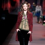 Панталон кадифе, бежова блуза и червен тренчкоут Dior Есен-Зима 2011