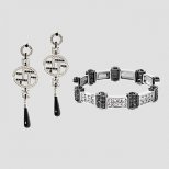 Подобен ефект ще постигнете с добре подбрани бижута с черни и безцветни камъни 