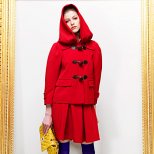 Червена пола и палто с качулка Предесенна колекция Moschino 2011