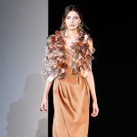 Сатенена рокля и шал с елементи люспи Есен-Зима 2011 Giorgio Armani