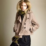 Дънкова пола с ципове и късо бежово сако Brit Есен-Зима 2011 от Burberry