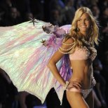 Модел бельо в бледо розово Шоуто на Victoria's Secret 2011