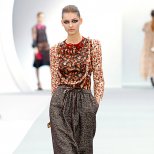 Дълга пола стеснена отдолу с многоцветна блуза JC Есен-Зима 2011 на Roberto Cavalli