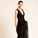 Черна дълга рокля с дълбоко деколте Предесенна колекция Carolina Herrera 2011