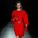 Червено палто с големи копчета, ръкави 7/8 и колан на кръста Prada Есен-Зима 2011
