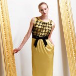 Дълга сатенена рокля в златисто Предесенна колекция Moschino 2011