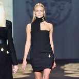 Черна рокля с авангардно изрязано деколте Есен-Зима 2011 Versace