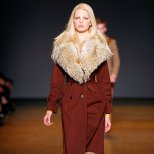 Кафяво вталено палто до коляно с голяма кожена яка Marc от Marc Jacobs Есен-Зима 2011