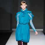 Ефирна рокля с висока яка тюркоазено синя Есен-Зима 2011 Alberta Ferretti