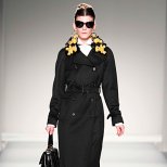 Дълго черно палто с копчета и колан на кръста Есен-Зима 2011 Moschino