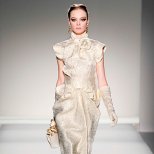 Елегантна кремава рокля набрана на места Есен-Зима 2011 Moschino 