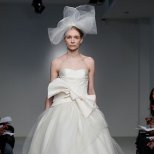 Сватбена рокля с ефектна голяма панделка на талията Vera Wang Пролет-Лято 2012