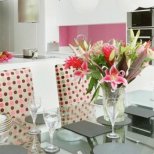 кухня в розово - маса за хранене с цветни столове