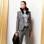 Елегантен костюм в сиво Предесенна колекция Moschino 2011