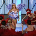 Модел в неподражаемо бельо от Шоуто на Victoria's Secret 2011