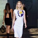 Бяла свободна рокля с лале Есен-Зима 2011 Versace