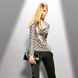 Черен панталон тесен и многоцветна блуза Предесенна колекция Giorgio Armani 2011