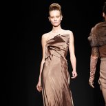 Дълга рокля с голи рамене Есен-Зима 2011 от Donna Karan