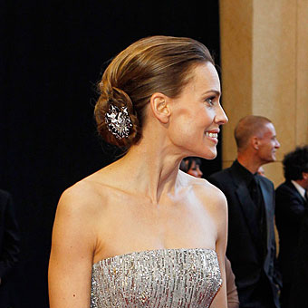 Хилъри Суонк с френски кок с бижу на Оскарите 2011