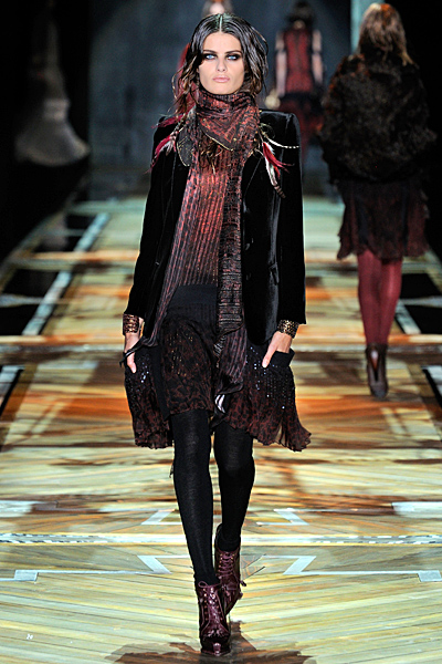 Къса рокля и черен тренчкоут  Есен-Зима 2011 Roberto Cavalli