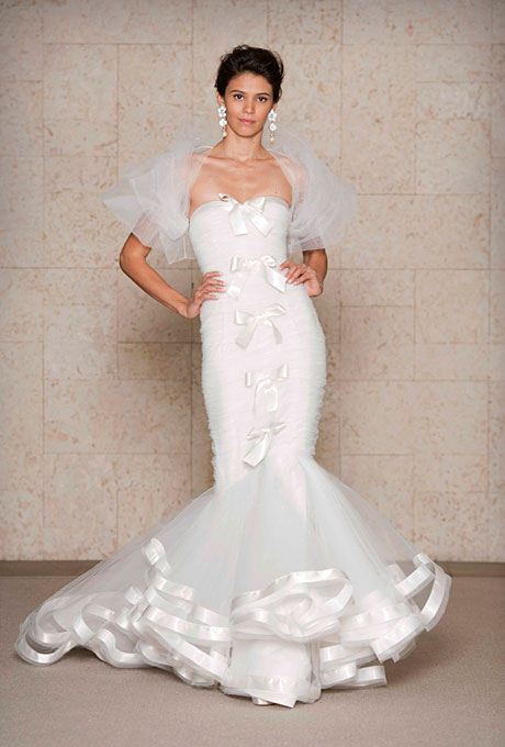 Сватбена рокля тип русалка с широк диаметър украсена с панделки  Oscar de la Renta Есен 2011