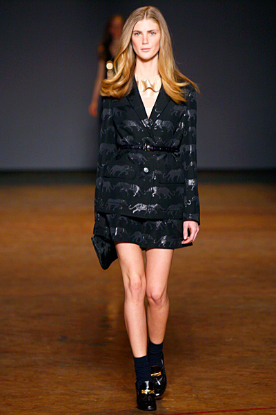 Къса разкроена пола и сако в черно с животни принт Marc от Marc Jacobs Есен-Зима 2011