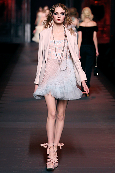 Рокля с дантелена пола и бежово сако Dior Есен-Зима 2011