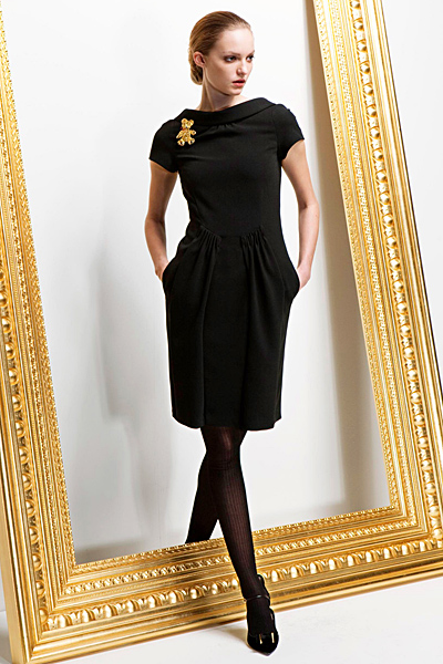 Изчистена рокля с къс ръкав и разширена талия Предесенна колекция Moschino 2011