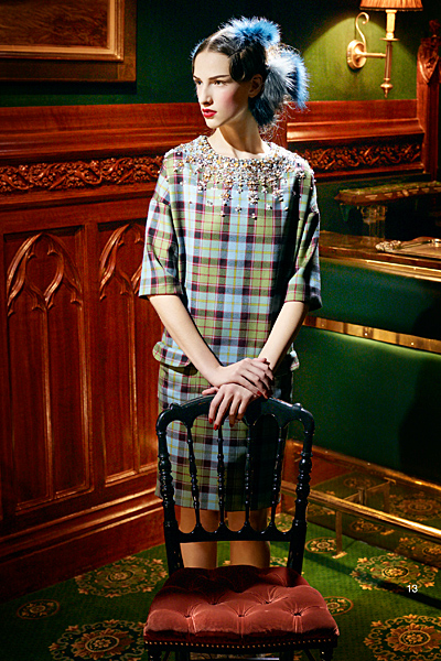 Предесенна колекция на Dior за 2011 рокля каре с ръкав 3/4