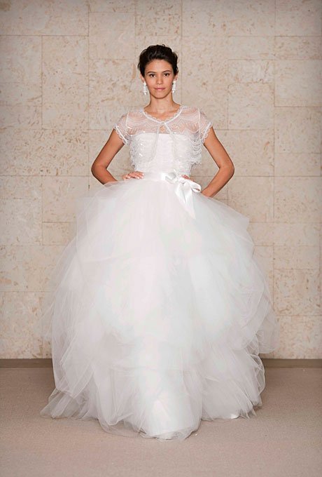 Сватбена рокля тип бална с богата пола с пластове  Oscar de la Renta Есен 2011