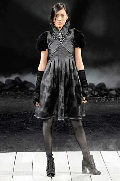 Рокля в сиво с висока яка и черни ръкави Есен-Зима 2011 Chanel